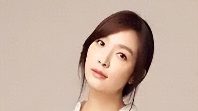 当他挥出第一巴掌的时候，就应该离开，她不信所以被打到流产