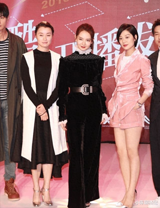 看了52岁的吴越打扮,我悟了:穿衣简单、色不过三,更优雅高级