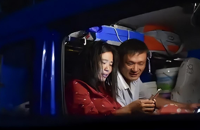 卡车夫妻的真实生活，一天24小时都在车上，每到夜晚最难熬