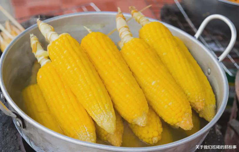 煮玉米时，不能用清水直接煮，多加2样料，玉米香甜软糯，更营养