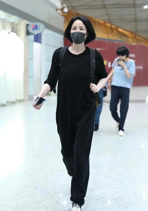 王菲走机场被拍，相貌并非出类拔萃穿普通裙，却惹来男士频频回头