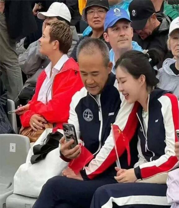 刘强东夫妇巴黎看奥运，章泽天穿着时尚宛如少女，女儿罕见露面