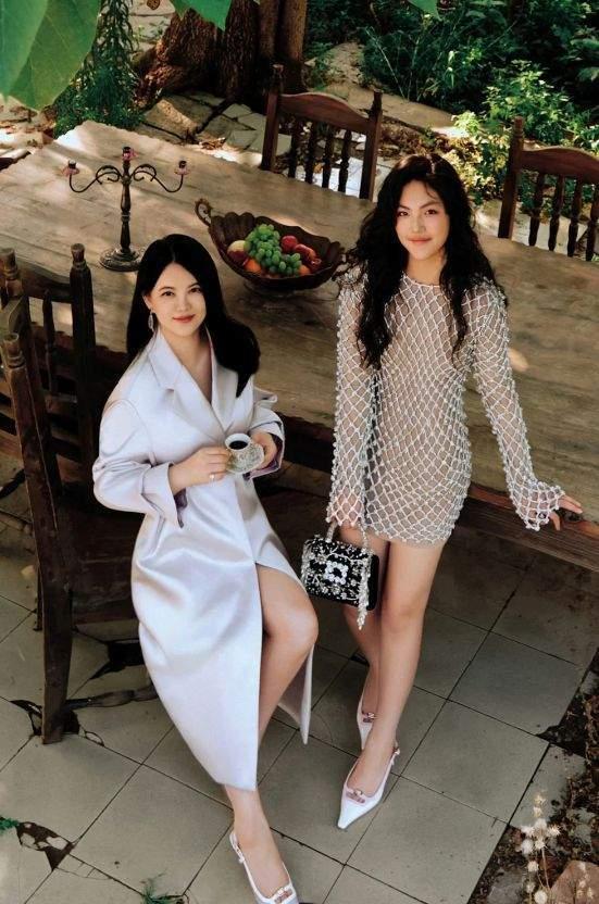 李湘母女参加巴黎晚宴,王诗龄合影站C位,与辛芷蕾何超莲同框