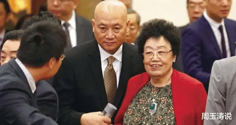 女首富陈丽华,年轻照片曝光,观众:怪不得,迟重瑞鞍前马后