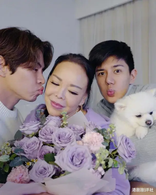 TVB女神收割机与同母异父弟弟为妈妈庆生，一家三口获赞高颜值