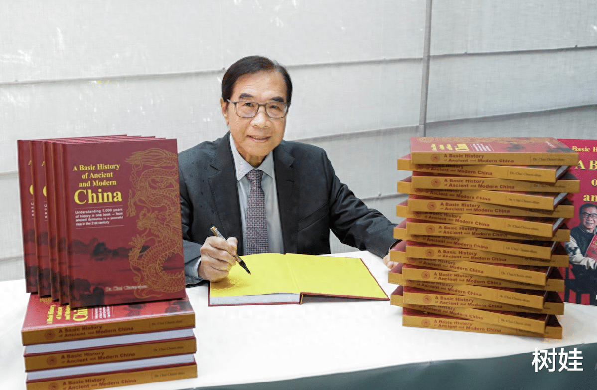 徐子淇父亲罕露脸,穿唐装宣传新书气质儒雅,父女少同框低调往来