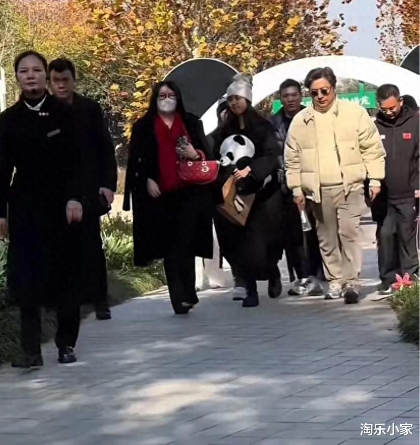 李湘家过圣诞！王诗龄被刘亦菲搂着合影，王岳伦陪同母女俩吃大餐