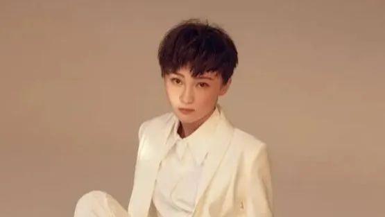 姚笛这是受啥刺激了！短发西装大走中性路线