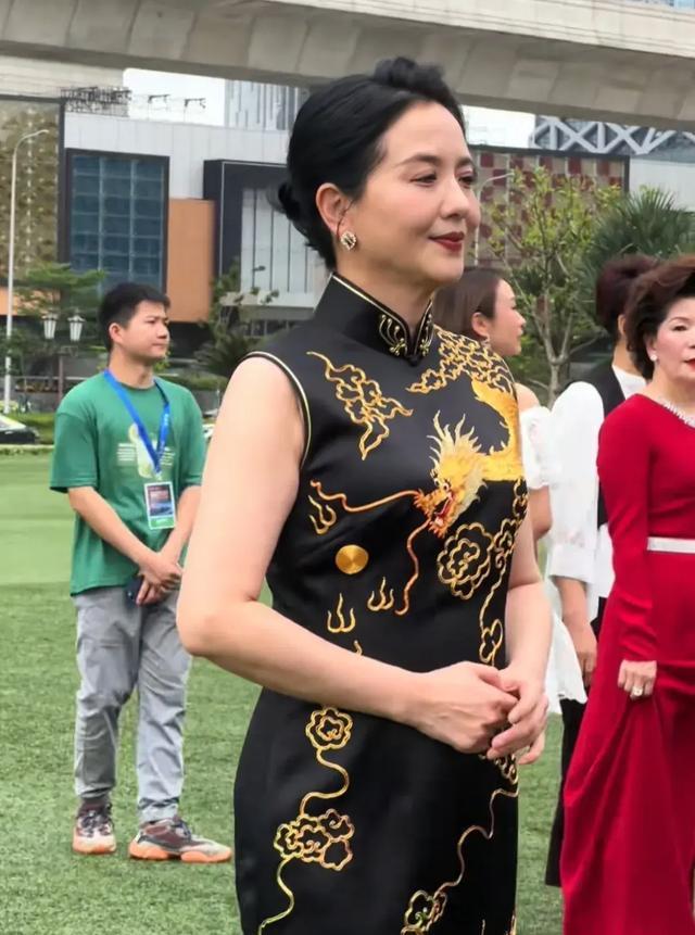 58岁小白菜陶慧敏近照曝光,身穿旗袍富贵大气,不愧是校花