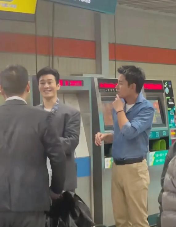 贾乃亮黄晓明上海早高峰坐地铁,明星没人让座遭遇尴尬,引人热评