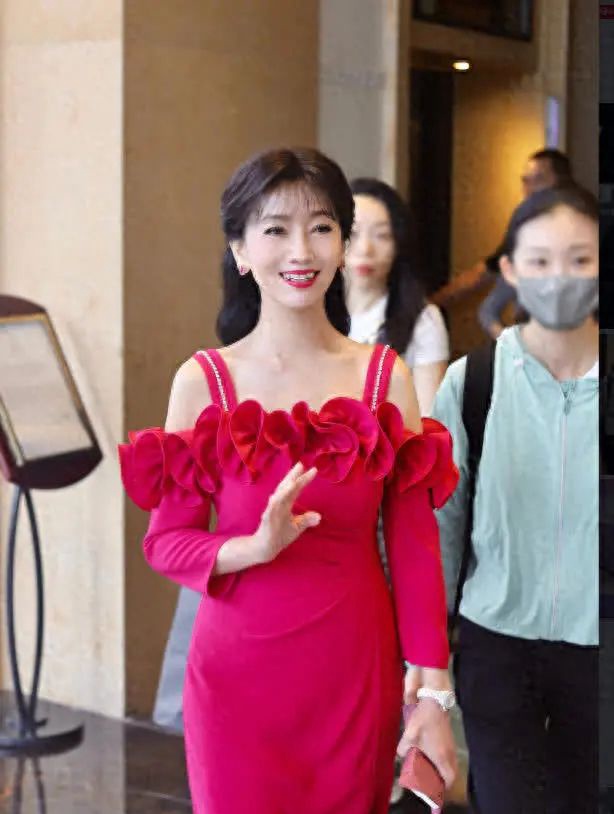70岁赵雅芝的科技美容蜕变:吊带裙下的优雅与魅力!