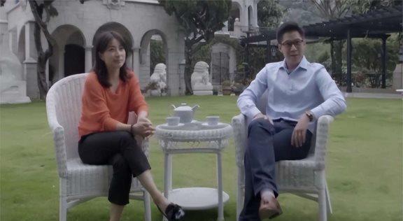 郭晶晶儿女帮外婆抬行李，兄妹齐心协力，外婆欣慰露出慈祥笑容