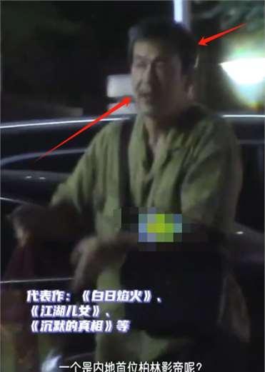 影帝廖凡与妻子现街头,开百万豪车出行,手提名酒掏挎包略显猥琐