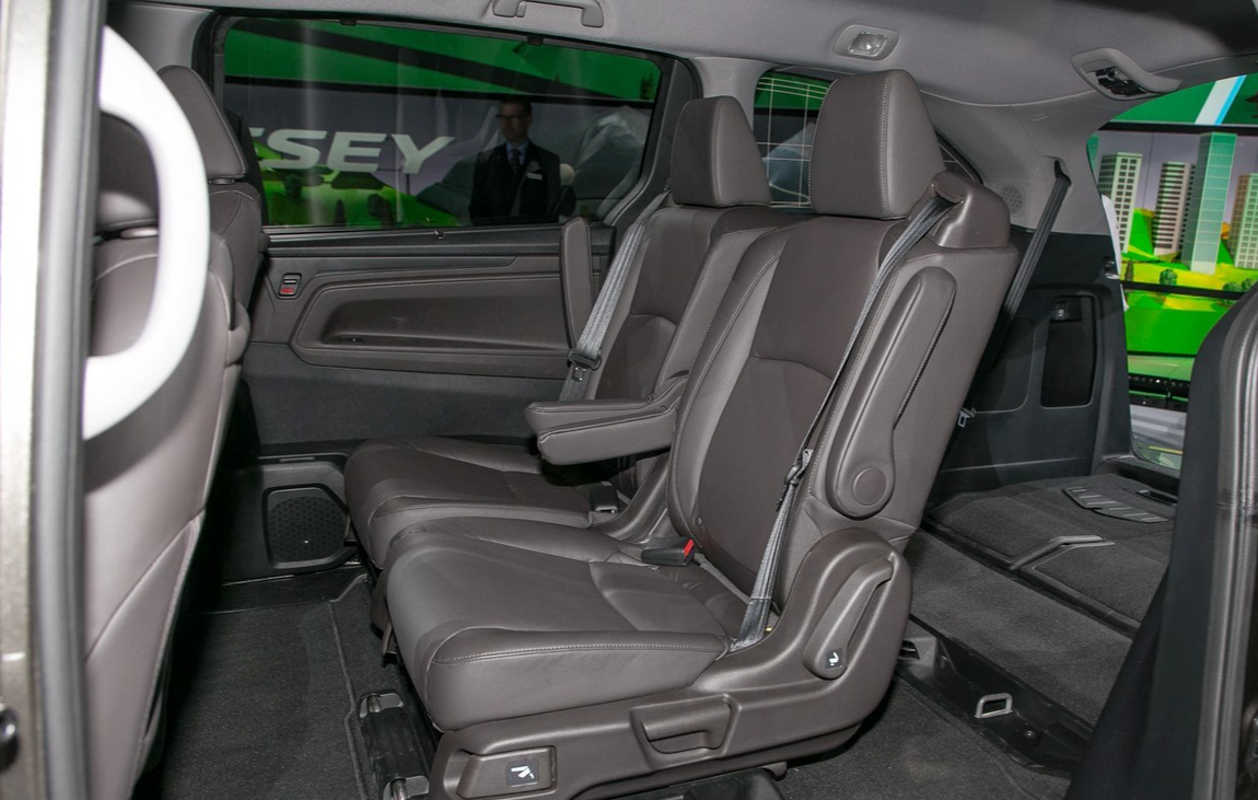 奥德赛的二排座椅为什么可以左右移动?