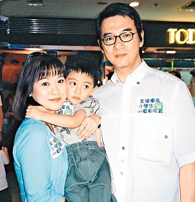 惠英红28岁侄子罕见露面!高大英俊帅出天际,与明星妈妈相依为命