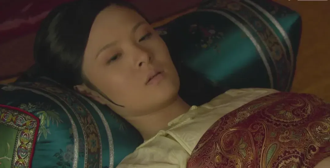 《甄嬛传》:精明的曹贵人为什么从未想过跟着皇后,而是跟着天天打骂自己的华妃?