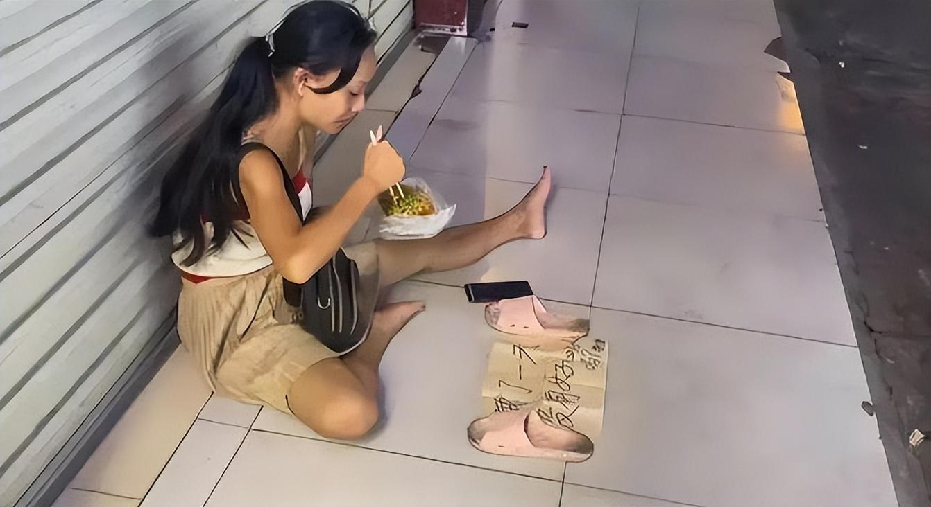 广西女子常年坐街边摆烂，因颜值高被路人投喂，宁愿要饭也不打工