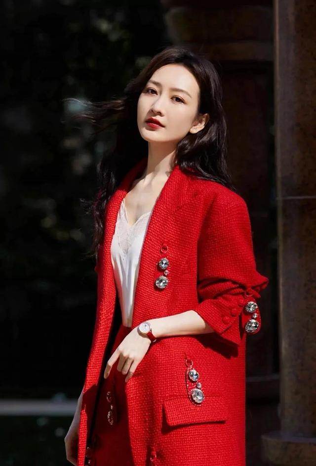 条件不符就别尬演“女霸总”了，49岁佘诗曼告诉你，啥叫职场精英