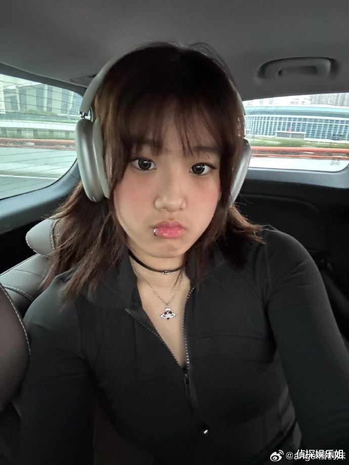 贾静雯长女捧场萧敬腾音乐剧,穿辣妹装拥抱干爹,老萧绅士手获赞