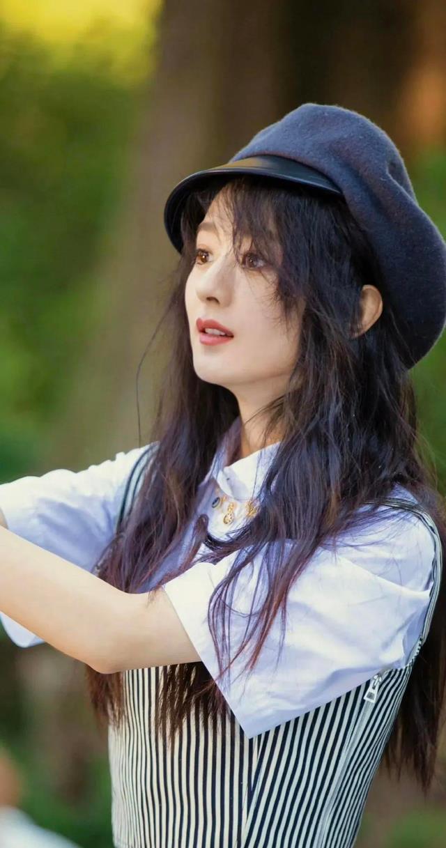 赵丽颖祝贺哪吒破百亿,短发姨味十足,粉丝直呼:还我清纯女神!