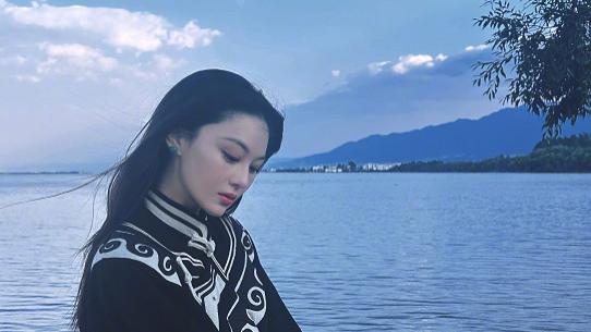 37岁张馨予回广东：自家花园百花盛开，母亲的镜头下像25岁小姑娘