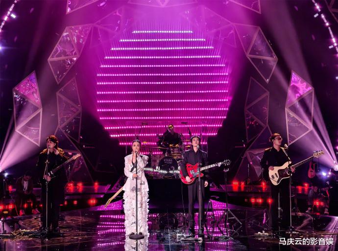 春晚|《歌手》那英夺冠,演唱煽情,胜之不武,凡希亚香缇莫虽败犹荣