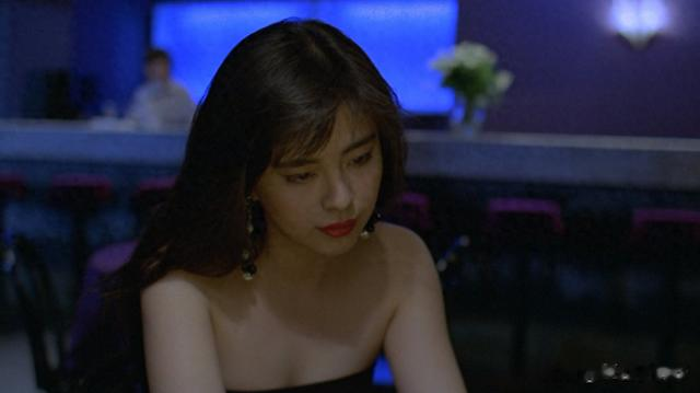 57岁王祖贤近照，面部变化大，头发浓密令人羡慕，身材纤细如少女