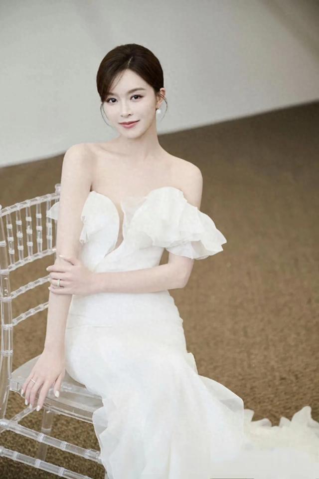 身着白色长裙的文咏珊如出嫁的新娘般漂亮