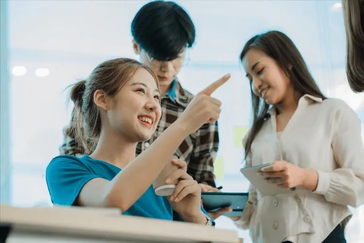 00后同事被罚1000元，隔天老板亲自道歉，同事一句话老板傻在原地