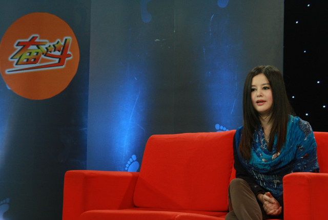 央视亲自点名揭穿!收割富婆,骗走50亿,“捞金女王”这次真栽了