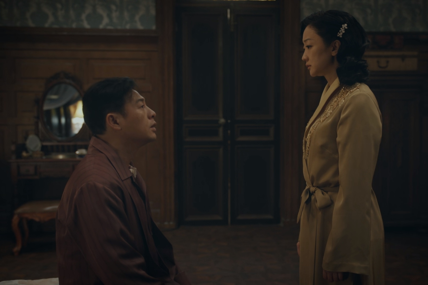 《孤舟》爬床换情报,惨死在周知非手里,区昕萍的结局有多可悲