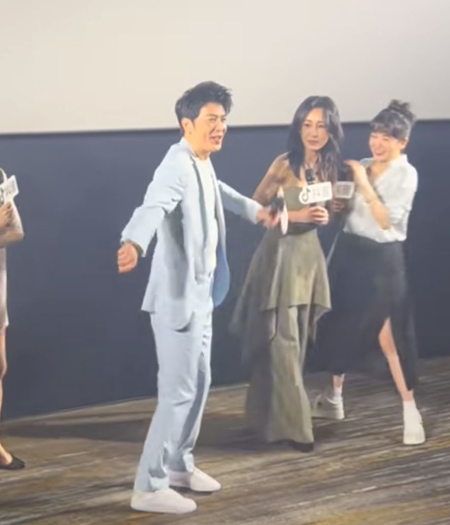 \飒\不活了，秦海璐看保剑锋跳舞的表情火爆全网！笑到脸抽筋