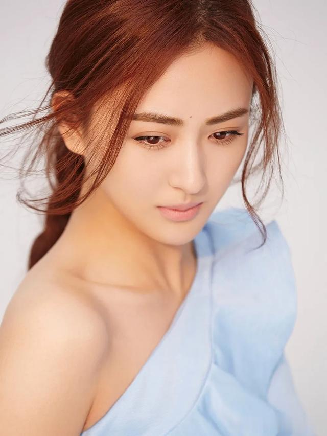 她本是杨幂的助理,却因颜值太高被导演相中,从此一飞冲天