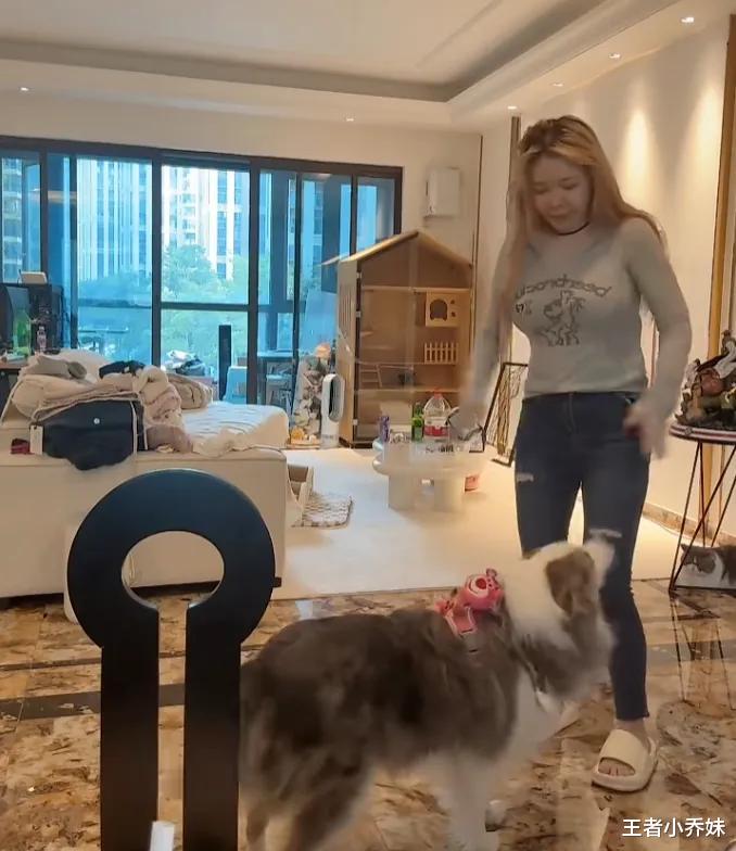 知名主播刘飞儿直播出意外,美颜掉了皮肤白嫩,网友:皮肤白到发光