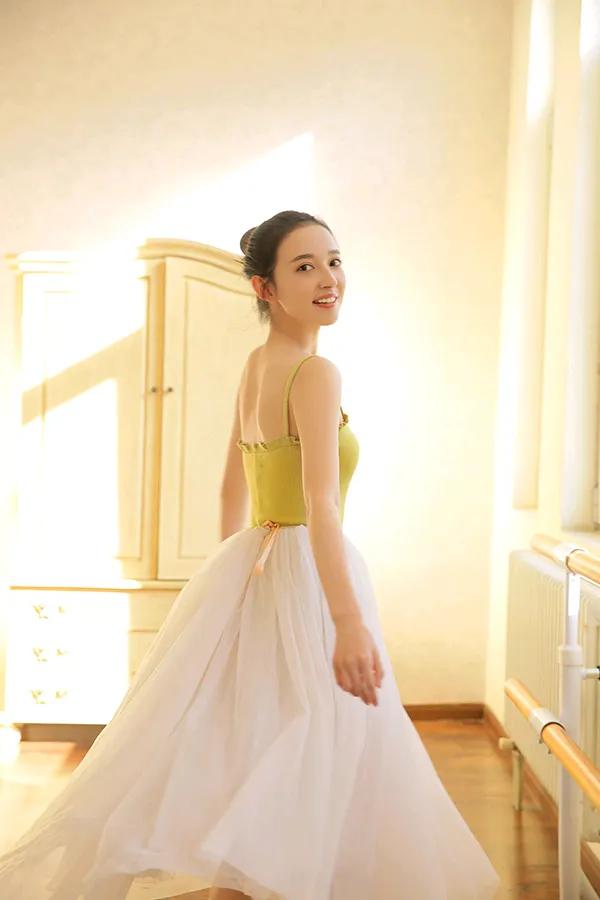 演员康宁——95后混血校花