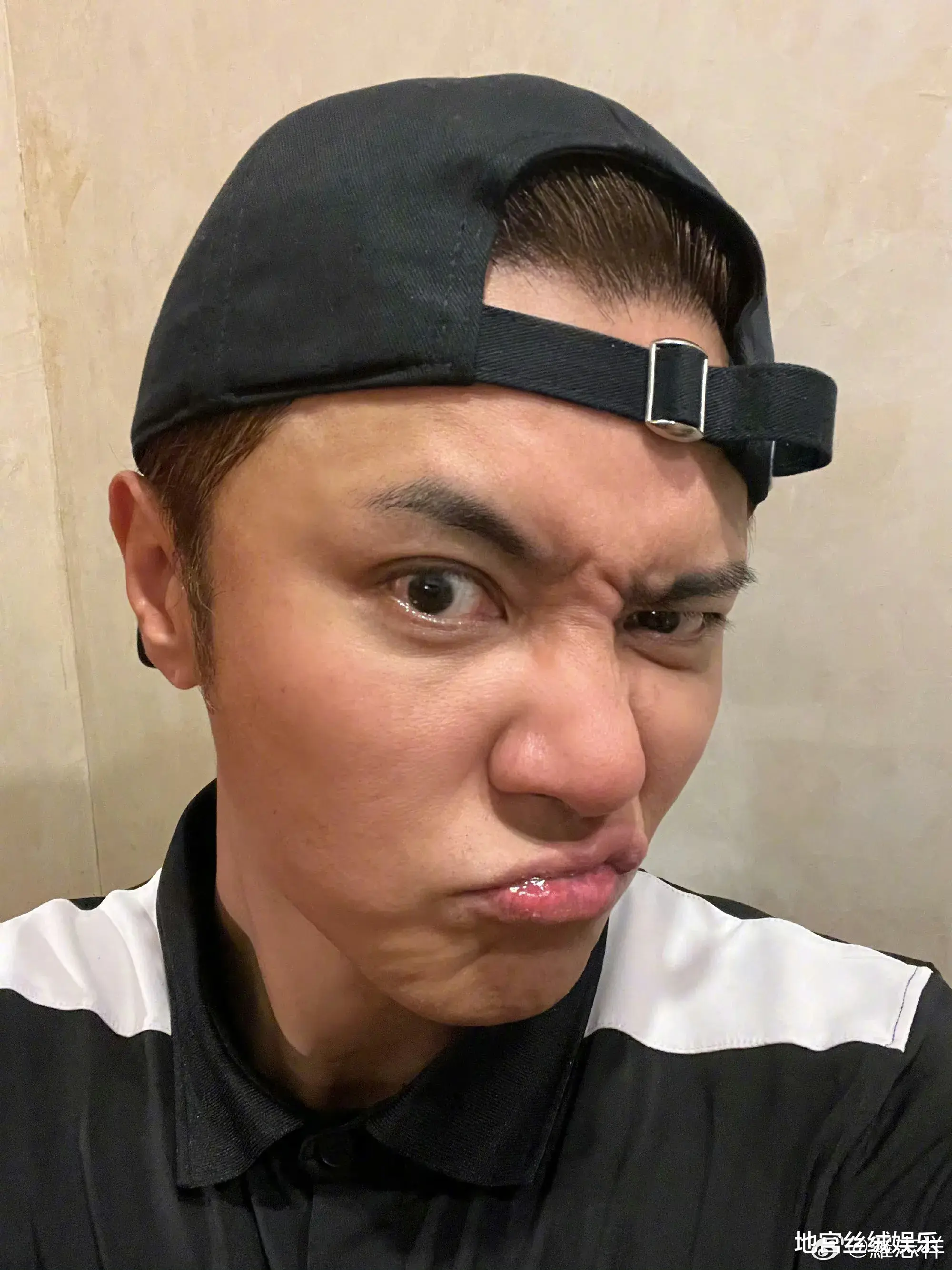 罗志祥整容了?面部僵硬脸肿不自然,发面像蜡像,拍照自证被嘲丑