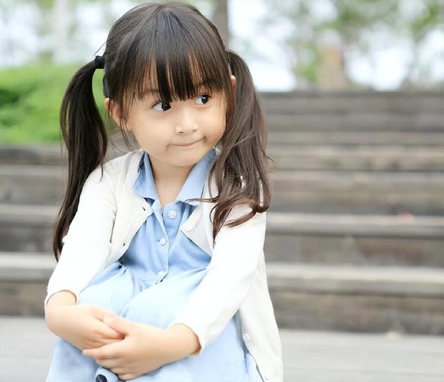 2岁即年入百万的童星刘楚恬,因太漂亮被“禁止整容”,如今怎样