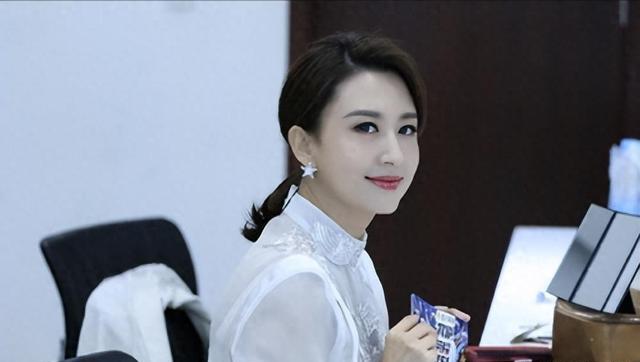 为财产嫁给70岁老翁,供养3位年轻男子,央视女主持的传闻实在荒谬