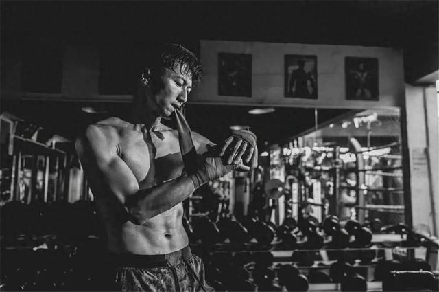 2024年第一动作大片，邱礼涛又“炸”香港！张学友奔影帝去了