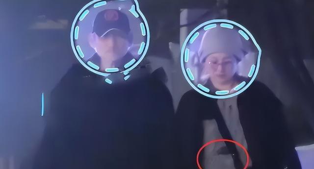 74岁徐克与73岁施南生罕见同框,一个满眼嫌弃、一个满脸不耐!