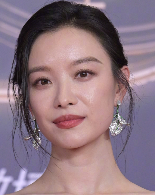 微博电影之夜,被笑不露齿的蒋勤勤惊艳,身材丰满有料艳压群芳