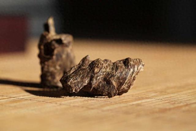 沉香鉴定“底子对”的奥秘:揭秘文玩界的秘密语言