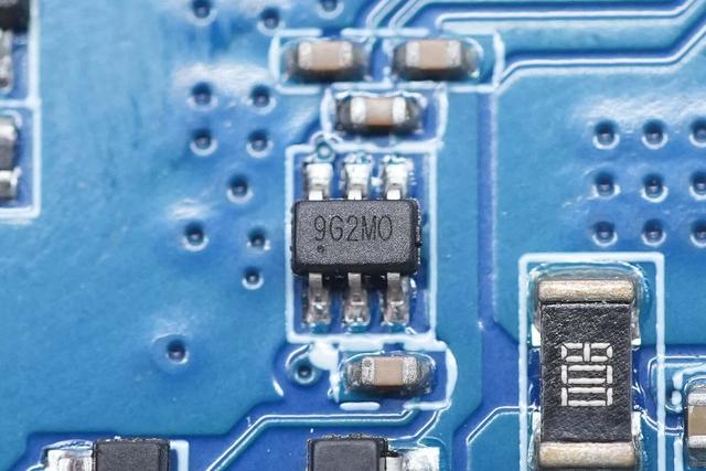 支持65W PD快充和120W小米快充，小米165W自帶線充電寶拆解