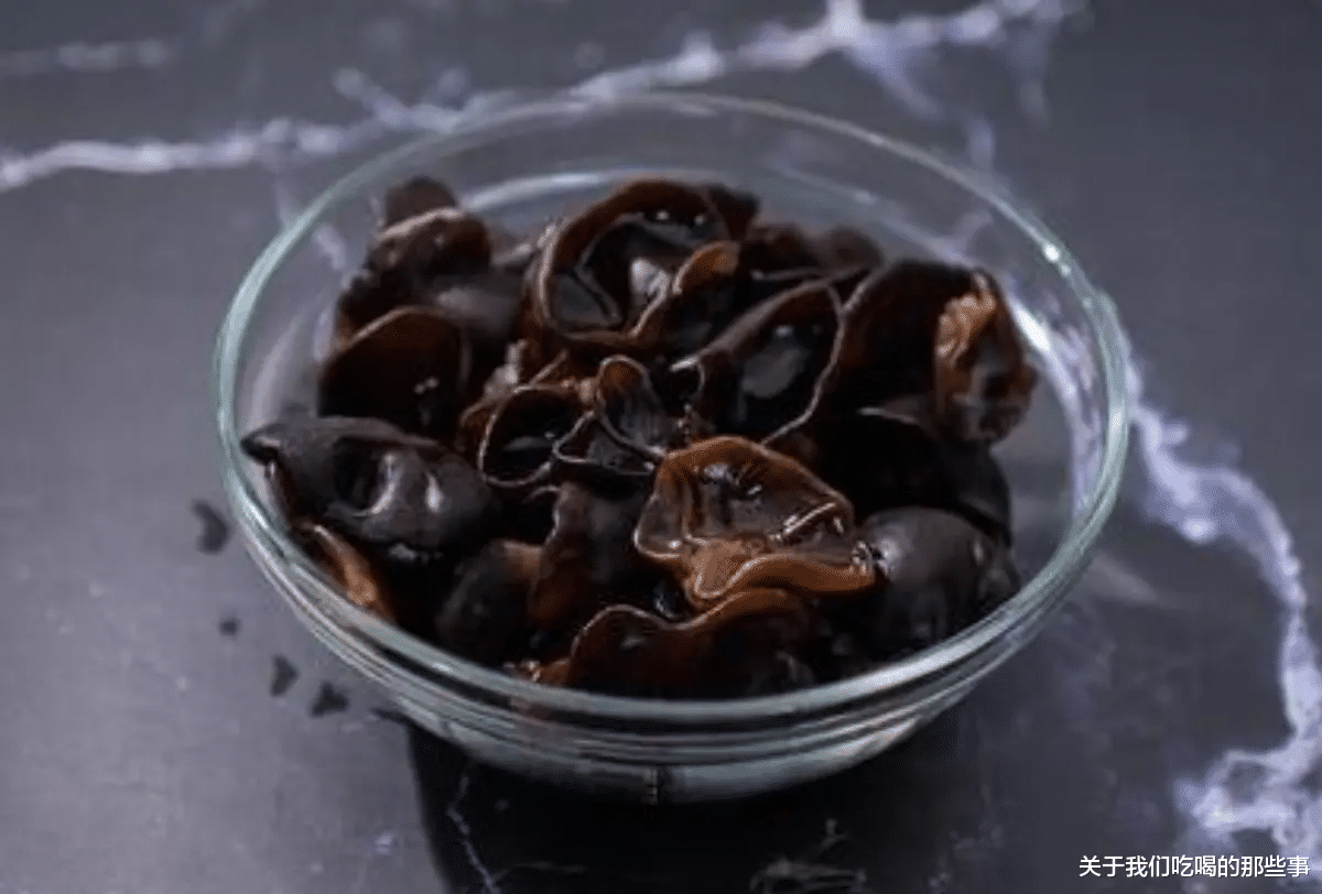 泡木耳，不要只用清水，多加2样，十分钟泡发，木耳又大又干净