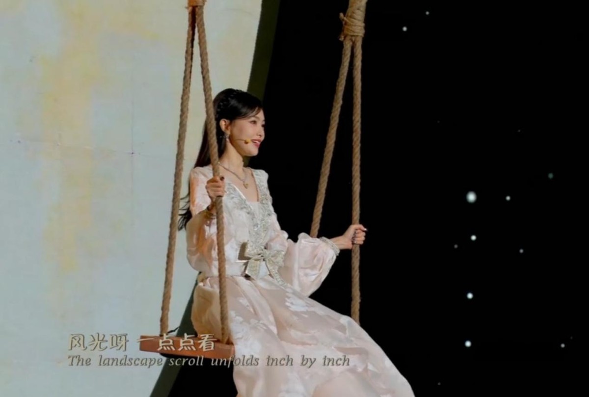 央视中秋晚会:刘涛露香肩,关晓彤长腿抢镜,李宇春脸又方了