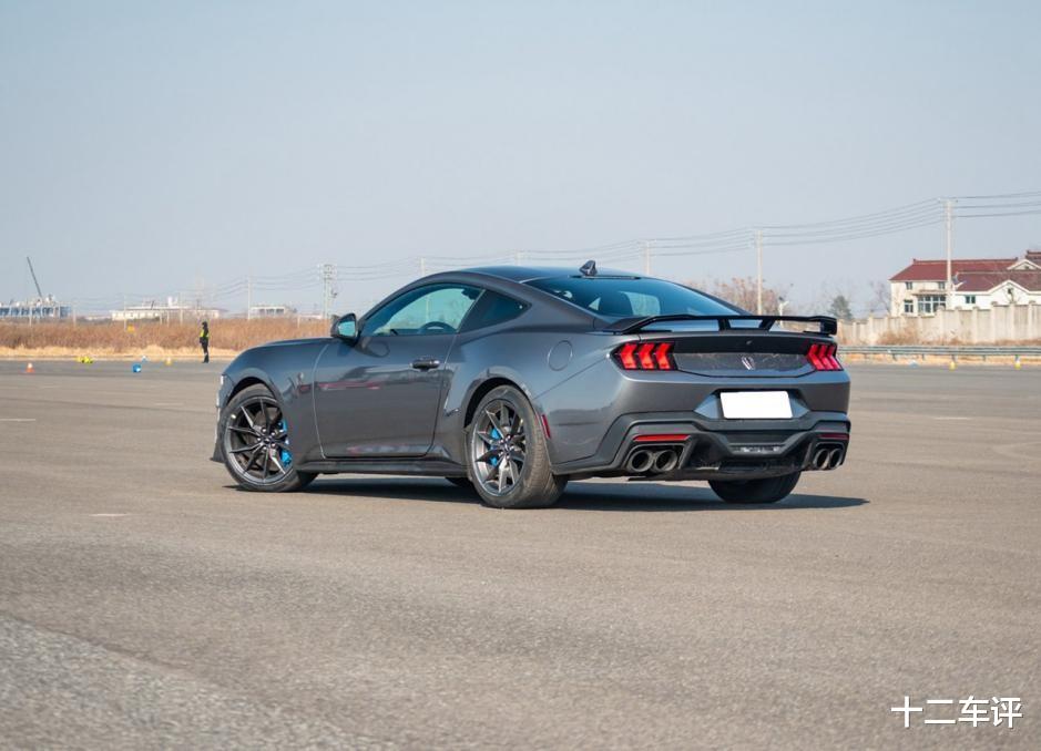 被誉为“陆地战斗机”，5.0L V8大自吸，5.5秒破百，外观非常唬人