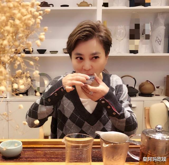 李玲玉在阳台喝茶,穿居家服也不化妆,61岁身材一点都不干瘪
