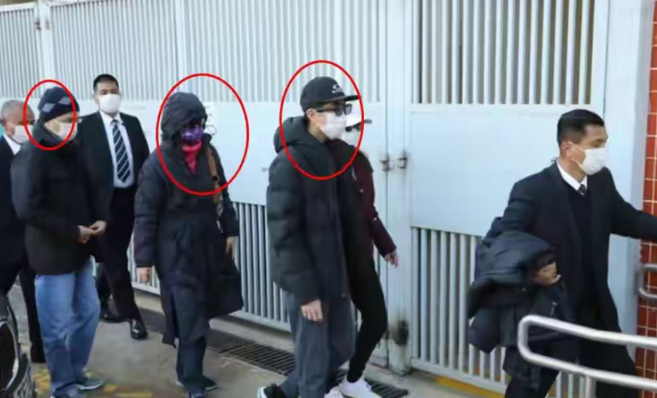 李嘉诚18岁长孙现身,模样似爷爷获3保镖保护,500亿财产或大洗牌