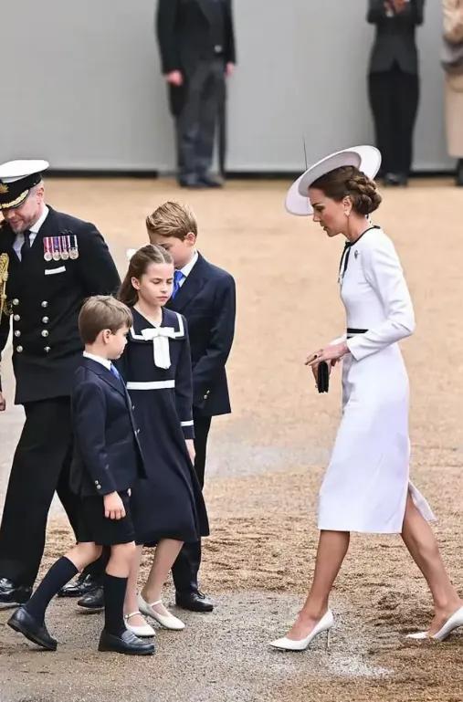 夏洛特亮相阅兵仪式，眼神霸气超有范，像极了曾祖母伊丽莎白女王