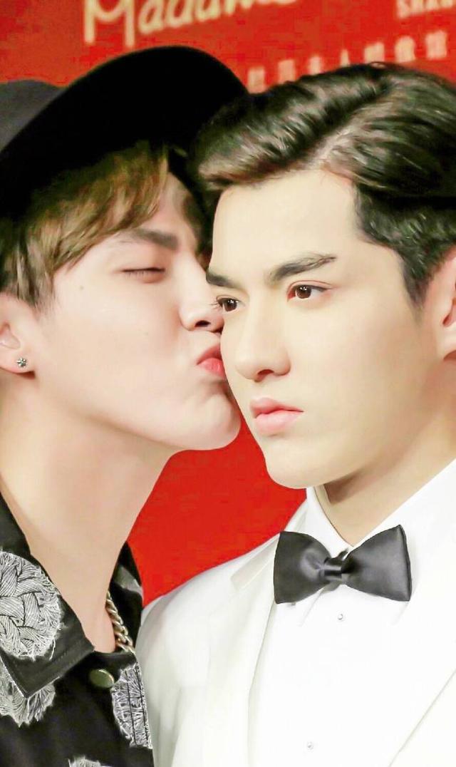 明星蜡像被玩坏:鹿晗嘴被亲掉皮,孙俪被占便宜,杨幂认不出来